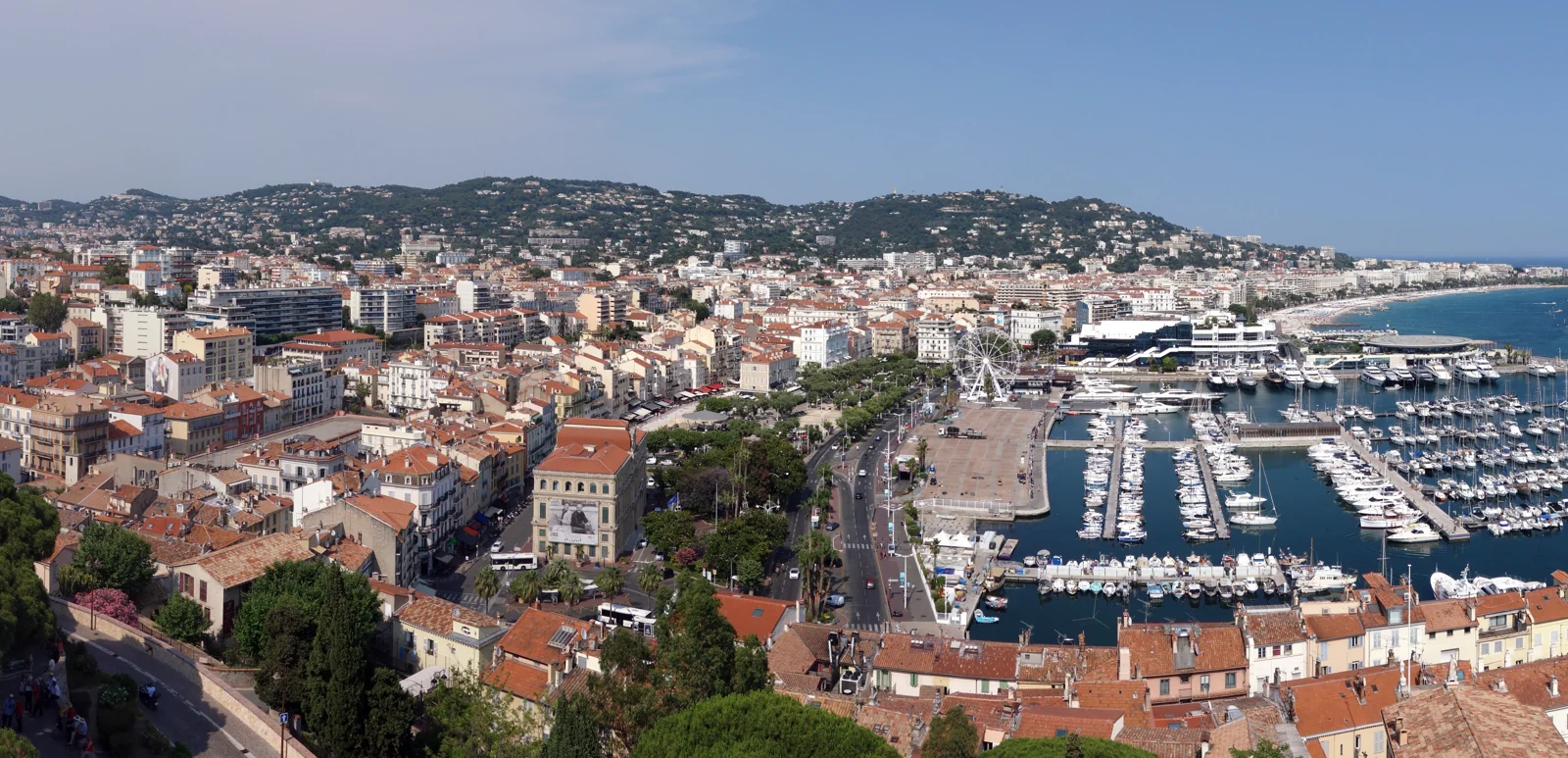 Le Vieux-Port de Cannes et la baie vus depuis le Suquet