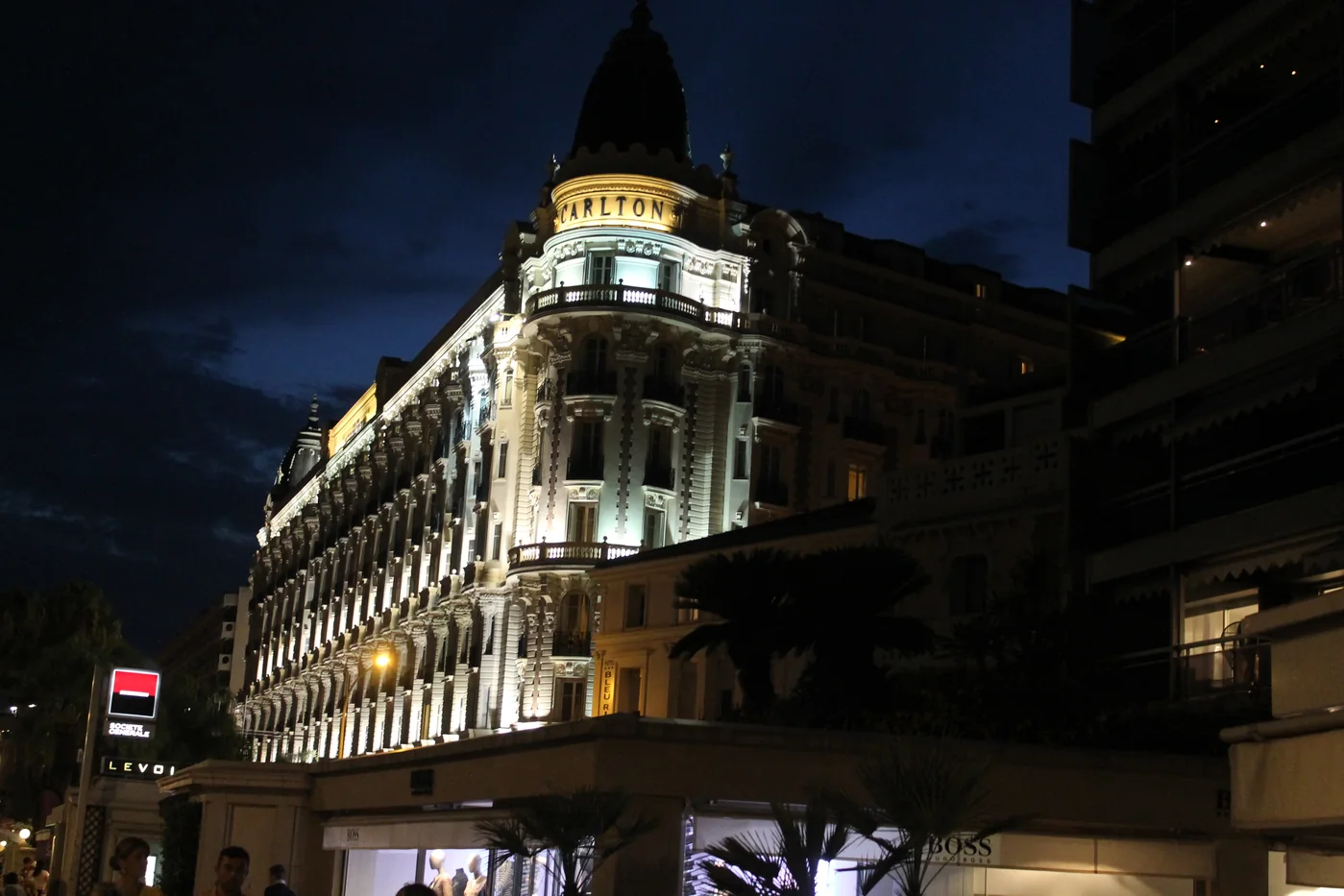 Fa&ccedil;ade du Carlton Cannes &eacute;clair&eacute;e la nuit en ao&ucirc;t 2013