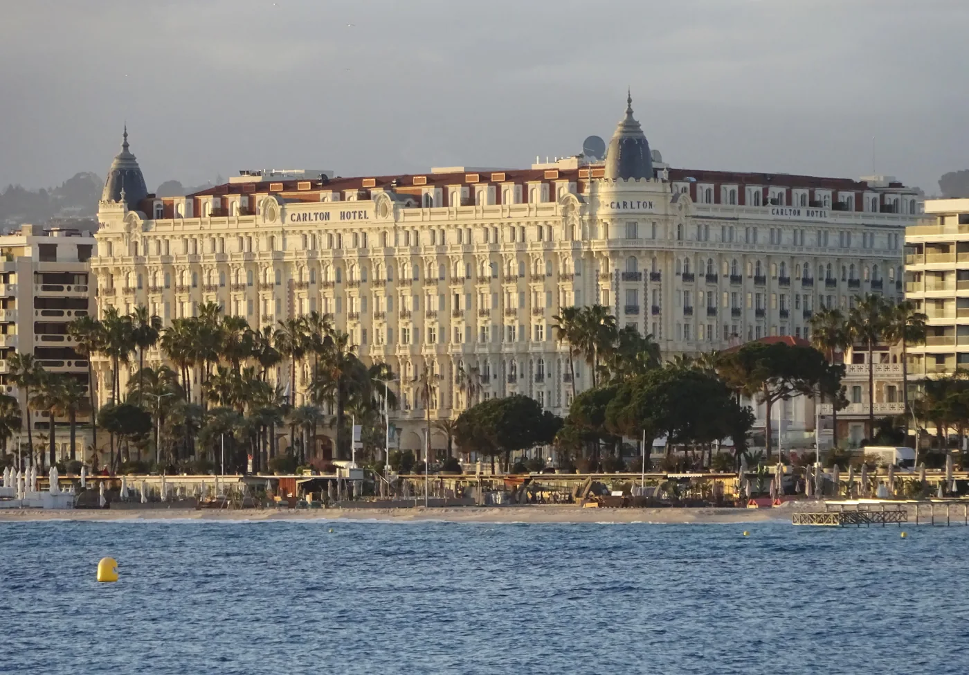Fa&ccedil;ade du Carlton Cannes vue depuis la mer