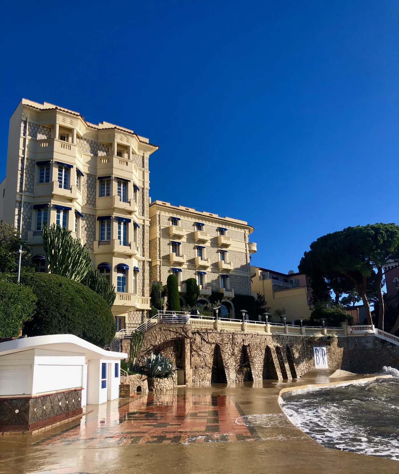Terrasse de l&rsquo;h&ocirc;tel Belles Rives &agrave; Juan-les-Pins, illustration de la destination