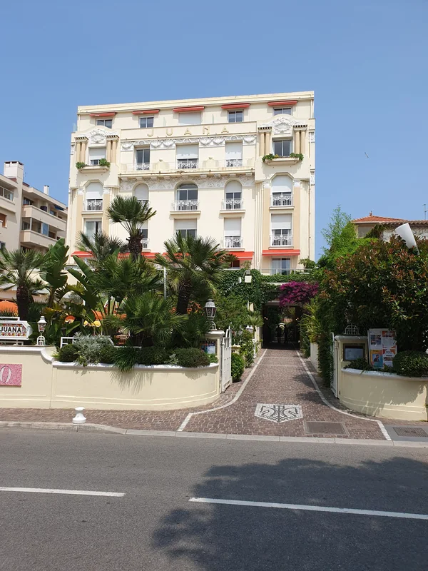 Fa&ccedil;ade de l&rsquo;H&ocirc;tel Juana &agrave; Juan-les-Pins en juin 2025